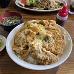 お食事処 ぼんち - ラーメンが入るサイズの丼ぶりに、ご飯とカツがてんこ盛り