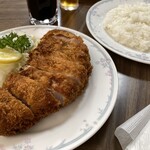 日進食堂 本店 - 肉厚のカツが「おいしーよー」と語りかけてくる