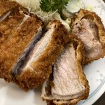 日進食堂 本店 - ピンク色の肉から肉汁が溢れ出して豚肉の全てを味わえます