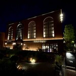 Peter Luger Steak House Tokyo - 店舗外観
      夜は荘厳