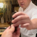 登喜和鮨 - 佐渡産 黒鮪突先手巻きは手渡し