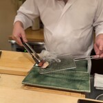 登喜和鮨 - 低温茹で後皮目を炭焼き付け