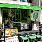 Craft Burger co. - この日もやたらと暑かった。汗をダラダラ流しながら「阪急電鉄 大阪梅田駅」から歩き、お店には12時20分に到着。緑色の店舗テントが目立つのでお店は見つけやすい。