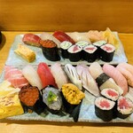 Chikara zushi - 手前がおまかせコースの寿司、奥が並盛