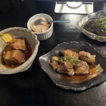 しーさ - 右からスヌイ（もずく）の酢の物、軟骨ソーキわさび焼き、ラフテー、ジーマミー豆腐