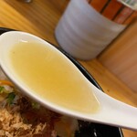 沖縄料理とそーきそば たいよう食堂 - スープは炒め野菜の油っ気が出てていいです。