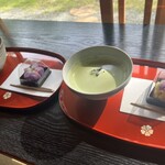 茶室 おおすみ山居 - 生菓子は、2種類あるとの事で、選べますか？と伺った所選ばせていただいたのでどちらもひとつずつお願いしました！