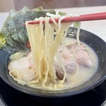 横浜家系ラーメン 印西家 - 豚骨醤油（塩）SP 細麺 麺アップ