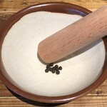 ブラインドパンダ - 麻婆豆腐にはすり鉢に入ったホール山椒が付いてきます。