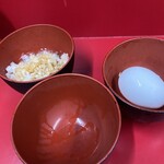 Ramen Jirou - 卵は溶かすよう別で衛生的。殻にサルモネラいると言いますよね