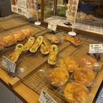 BREAD＆DISHES　MUGINOKI - 店内のパンはイートインで食べ放題ができます