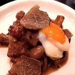 ル・ミストラル - 仔牛の生ソーセージと西洋キノコの煮込み　温玉添え　取り分けた写真。