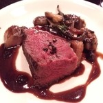 ル・ミストラル - 北海道産エゾ鹿のロースト　　取り分け写真　綺麗な火入れ！