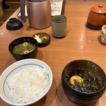 厚切りとんかつ・牛かつ よし平 本店 - ソースでは無くポン酢とタマゴの黄身につけて食べる方式⭐️