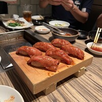 焼肉 ジャンボ はなれ - 握りは好評