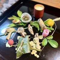 旅舎右馬允 - 八寸（玉蜀黍スープ、南瓜胡桃和え、猪肉と紫馬鈴薯の春巻、滑莧の和物、栗と衝羽根、
                    赤山鳥茸、千本占地、箒茸、無花果と熊のラード、岩魚朴葉寿司、山法師の実）