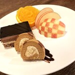 dining bar MABU ～賄～ - フルーツには細工が。オレンジの美しいお花