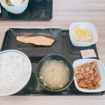Yoshinoya - 焼き魚牛小鉢定食。
