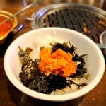 セマウル食堂 - ご飯に、韓国海苔、7分豚キムチチゲをのせて