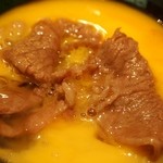 本みやけ - 特選和牛ロース鍋 玉子に浸けて食べる