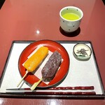 追分だんご本舗 - だんご2本盛り
            季節商品のあんずあん
            よもぎつぶあん