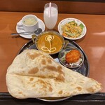 ミニ ネパール レストラン&バー アリサ - スンダルランチ 
            (シーフードカレー(激辛)･ナン･サラダ･ 
             チキンティッカ･スープ･ラッシー)