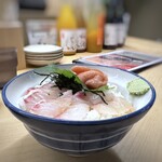 Inabachou Ikkei - ◆めん鯛丼・・薄切りの鯛の切り身と、明太子が3切れ盛られ、ビジュアルがキレイ。 ご飯が多かったので、少なくして頂くべきでした。(^_^;)