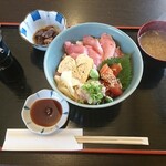 まぐろ屋 小梅 - 料理写真:本鮪丼・まぐろの煮付け・赤だし