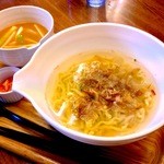 大文字 - 釜あげ辛みそつけ麺（2013/7）。どんぶりにただならぬコダワリを感じる同店、節の効いた麺＆スープにピリ辛なつけ汁がハイレベルに融合して美味！