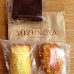 スイーツ ミズノヤ - 上から時計回りにケークオショコラ、マドレーヌ、フィナンシェ