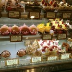 スイーツ ミズノヤ - 店内ショーケース　9月頃