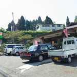 霧島峠茶屋 - 山道の途中に現れます。