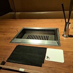 焼肉うしごろ - 肉を焼く鉄板を前にしたテーブルです。