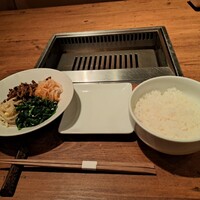 焼肉うしごろ 西麻布本店 - 魚沼産コシヒカリご飯と、ナムル盛り合わせです。