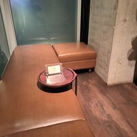 焼肉うしごろ 西麻布本店 - 待合室の様子です。