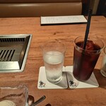 焼肉うしごろ - 西麻布本店名物のコーヒー（アイス）とお冷です。