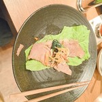 焼肉うしごろ - ハサミで半分に切り、おろしポン酢に浸けた大判サーロインをサンチュの上に敷き、ナムルをのせたものです。