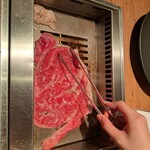 焼肉うしごろ - 鹿児島県産の大判サーロインを、鉄板で焼いている様子・その1です。