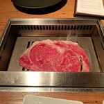 焼肉うしごろ - 鹿児島県産の大判サーロインを、鉄板で焼いている様子・その2です。
