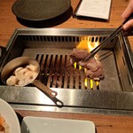 焼肉うしごろ - 鹿児島県産の大判サーロインと、ニンニク焼きの調理風景・その2です。