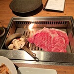 焼肉うしごろ - 鹿児島県産の大判サーロインと、ニンニク焼きの調理風景・その1です。