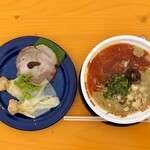 飯田商店 - エキゾチック担々麺 1600円、オリエンタル海老ワンタン＋チャーシュー 650円
      2023年9月3日
