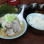 横浜家系ラーメン 魂心家 - 味噌らぁめん＋野菜盛り＆ライス中。そして、まくり証明書で、チャーシュー1枚トッピング。