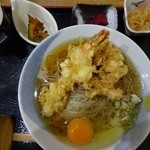 蕎麦屋 杉野十兵次 - 全景。月見そばのほかに小鉢。