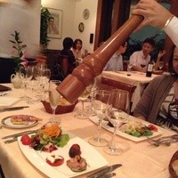 エリオ・ロカンダ・イタリアーナ - 前菜に香りのイイ、黒胡椒のテーブルサービス