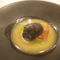 プレスキル - トリュフの香る牡蠣とホタテ貝、ボロ葱の軽い煮込み