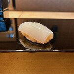 恵比寿 鮨 ふじまさ - 新イカ。スミイカの赤ちゃん。1杯で1貫分。
      抵抗ないのにサクッと切れる歯触りの良さから、噛むごとに淡い甘みとねっとり食感の変化が面白い。