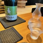 恵比寿 鮨 ふじまさ - 酒蔵の娘さんが限定400本で造られた、イレギュラーな1本。
      純粋な米の甘みと旨み、フルーティーさがぶわっときて、酸味がキレを残して消えていくような味わい。
      華やかさと淡さが共存している。