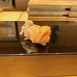 恵比寿 鮨 ふじまさ - イシガキガイ
      お初にお目にかかる。
      最初ネタ見た時にトリガイかなって思った。
      叩いて身を締めても柔らかくさっくりとした歯触りにじわじわと出てくる貝らしい甘み。この味のガムがあれば良いのに。