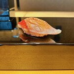 恵比寿 鮨 ふじまさ - 最初の握りは旨みの強い白身から入ることが多いと大将。
      淡白で締まりのよい身から、ドシンと甘みと旨みが噛むごとにとめどなく出てくるような満足度の高いスタート。